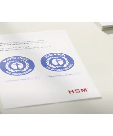 Ο καταστροφέας εγγράφων έχει βραβευτεί με το πιστοποιητικό Blue Angel για την ανθεκτική του κατασκευή, τη χαμηλή κατανάλωση ενέργειας και τη χρήση φιλικών προς το περιβάλλον υλικών.