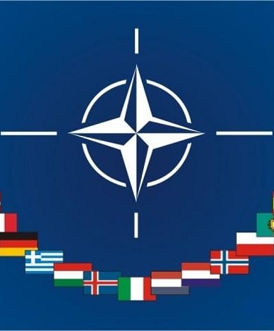 Oι καταστροφείς τηςHSM καταστρέφουν τα  απόρρητα έγγραφα του ΝΑΤΟ.